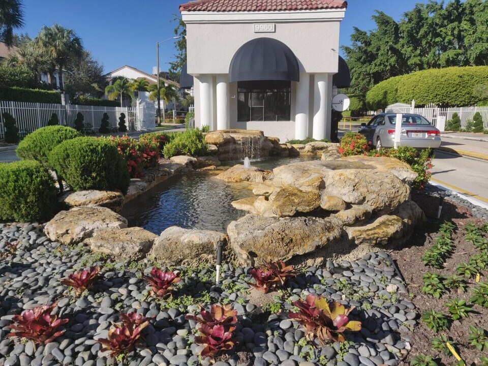 5139 Europa Dr in Boynton Beach, FL - Building Photo