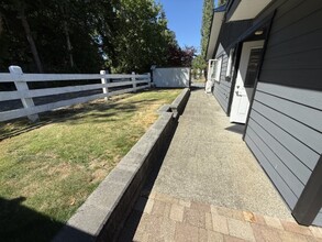 720 Fern Rd E in Qualicum Beach, BC - Building Photo - Building Photo