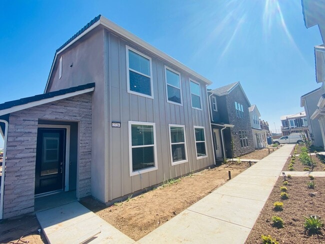 2726 E Tamarind Dr