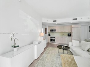55 SW 9th St in Miami, FL - Foto de edificio - Building Photo