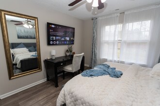 18 Almora Dr in Charlotte, NC - Foto de edificio - Building Photo