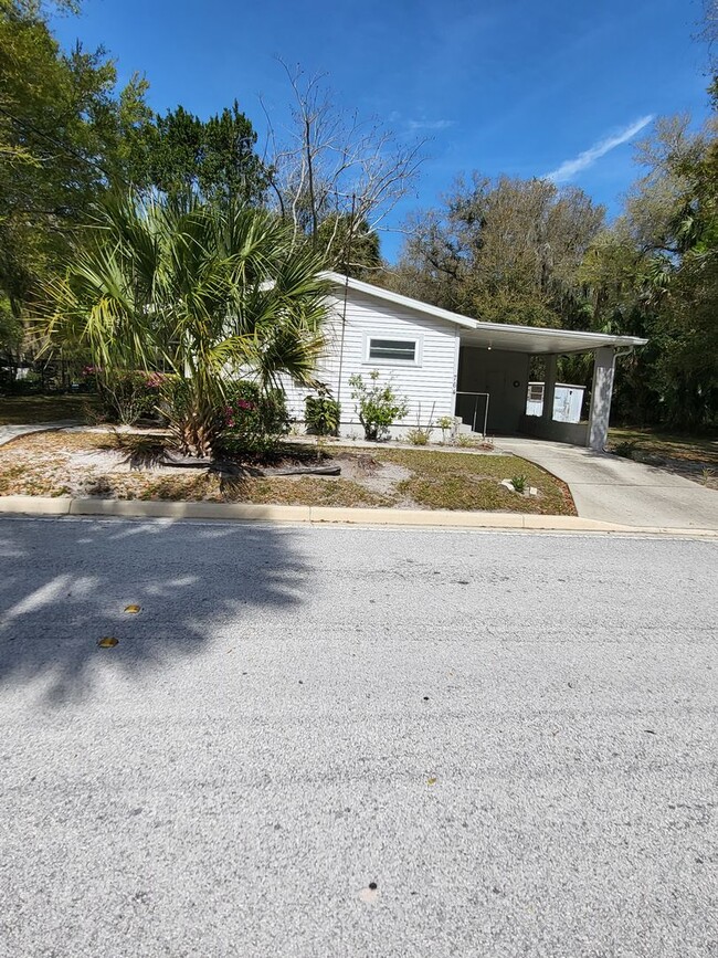 764 W Pennsylvania Ave in Lake Helen, FL - Foto de edificio - Building Photo
