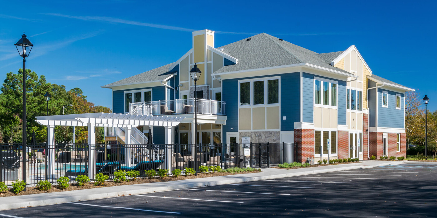 The Amber at Greenbrier in Chesapeake, VA - Building Photo