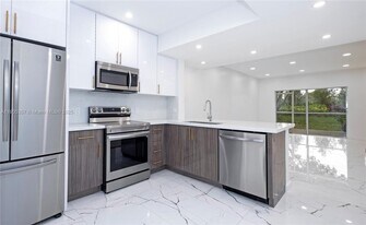 16697 Hemingway Dr in Weston, FL - Building Photo