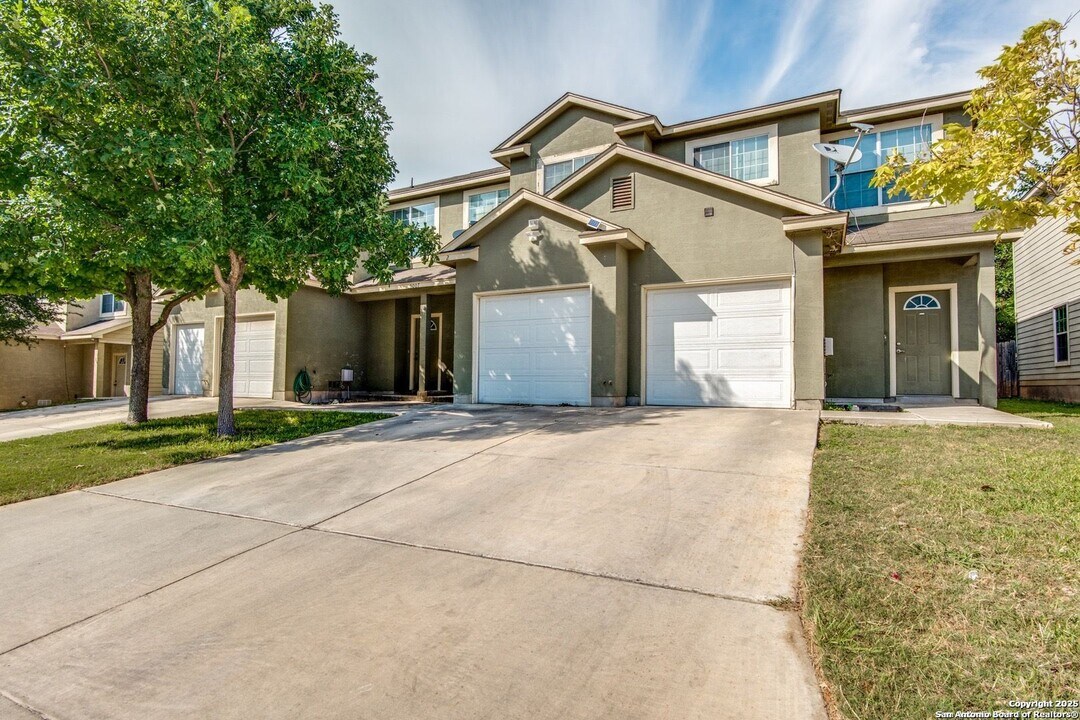 5007 Summit Wood in San Antonio, TX - Building Photo