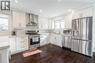 5042 Brady Ave in Burlington, ON - Building Photo - Building Photo