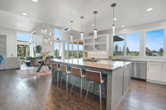 19280 Christopher Ct in Bend, OR - Building Photo - Building Photo