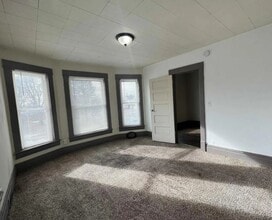911 Lafayette St, Unit 913.5 in Waterloo, IA - Foto de edificio - Building Photo