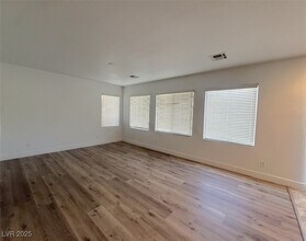 8068 Severn Valley St in Las Vegas, NV - Foto de edificio - Building Photo