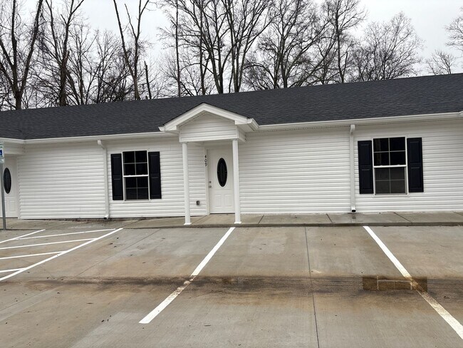 409 W Waggoner St in Tullahoma, TN - Building Photo - Building Photo