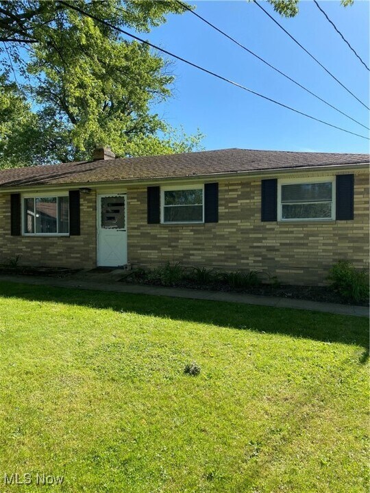 12920 Fountain Ct in Strongsville, OH - Building Photo
