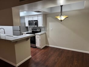 4444 E Paradise Village Pky N, Unit 206 in Phoenix, AZ - Building Photo - Building Photo