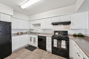 Paz Mar in Oxnard, CA - Building Photo