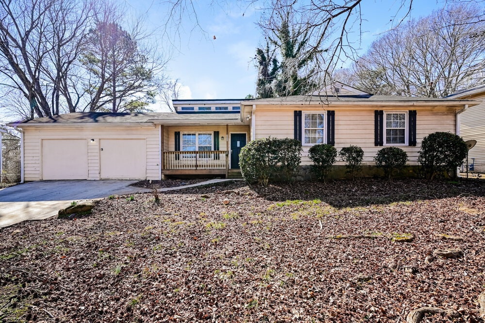 3835 Charlotte Dr in Rex, GA - Building Photo