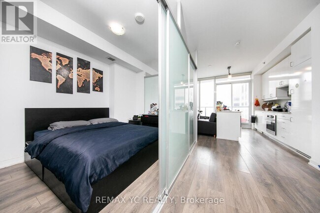 426 University Ave in Toronto, ON - Building Photo - Building Photo