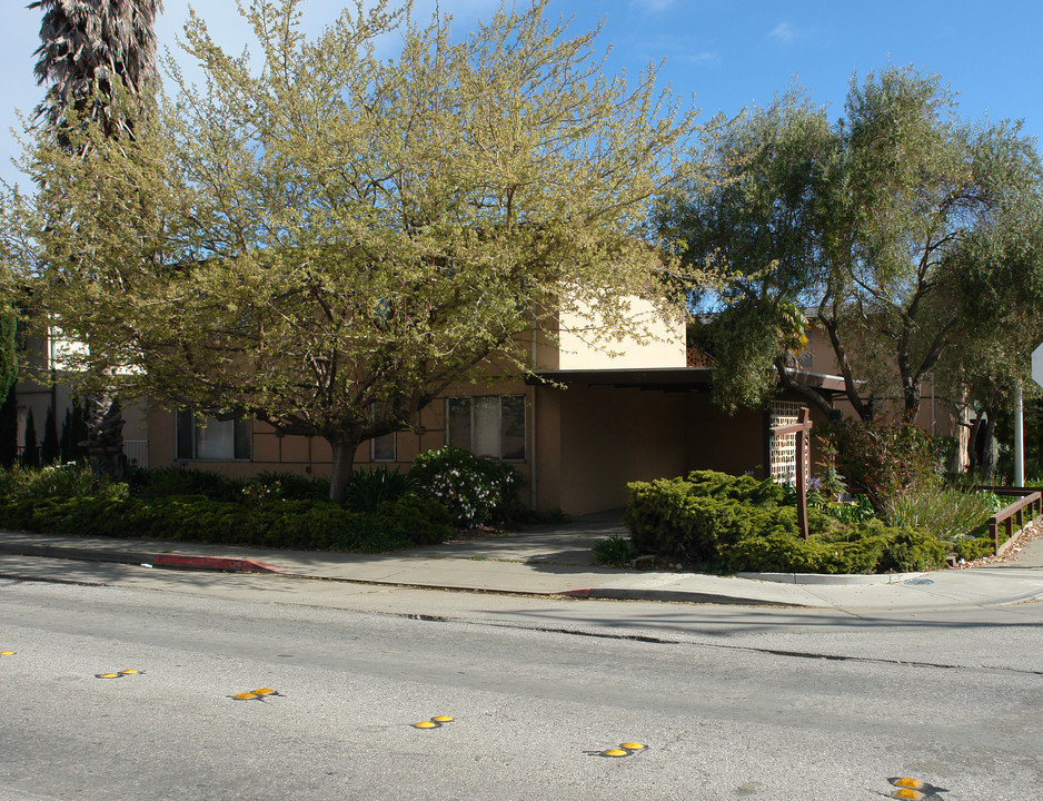 400 N Bayshore Fwy in San Mateo, CA - Building Photo