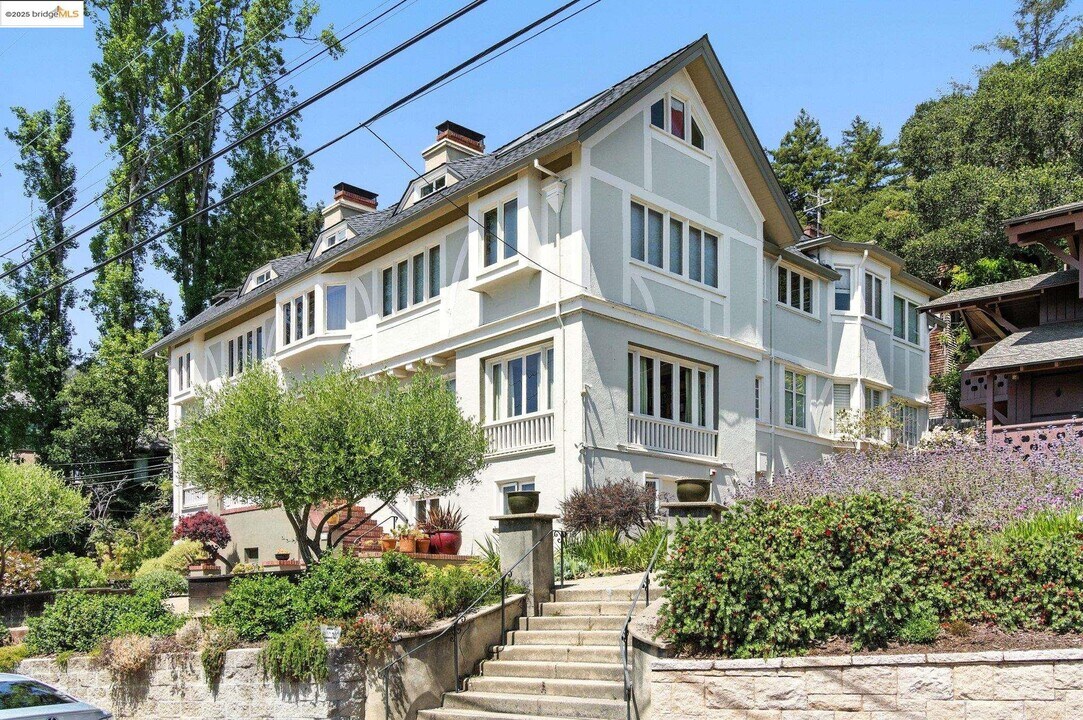 7 Panoramic Way in Berkeley, CA - Building Photo