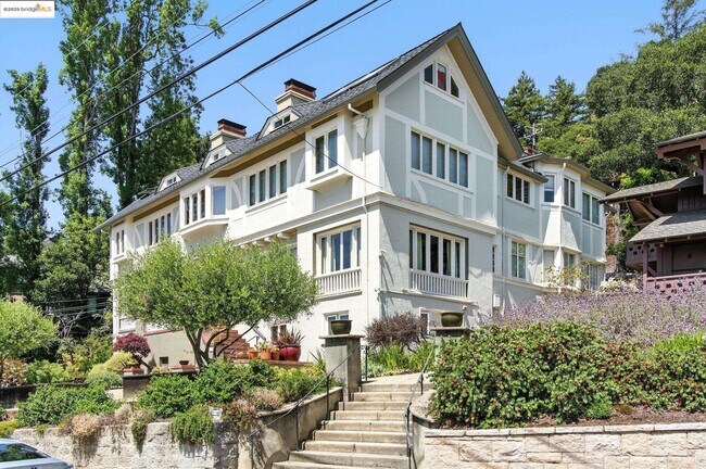 property at 7 Panoramic Way