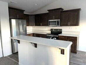 4245 Cove West Dr in Moses Lake, WA - Foto de edificio - Building Photo