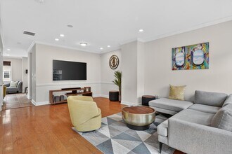 354 Oswego Ct in West New York, NJ - Building Photo - Building Photo