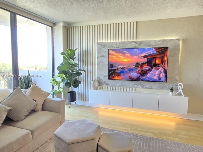 2350 NE 135th St in North Miami, FL - Foto de edificio - Building Photo