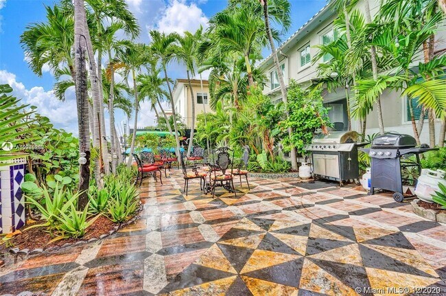 8200 Byron Ave-Unit -5 in Miami Beach, FL - Building Photo - Building Photo
