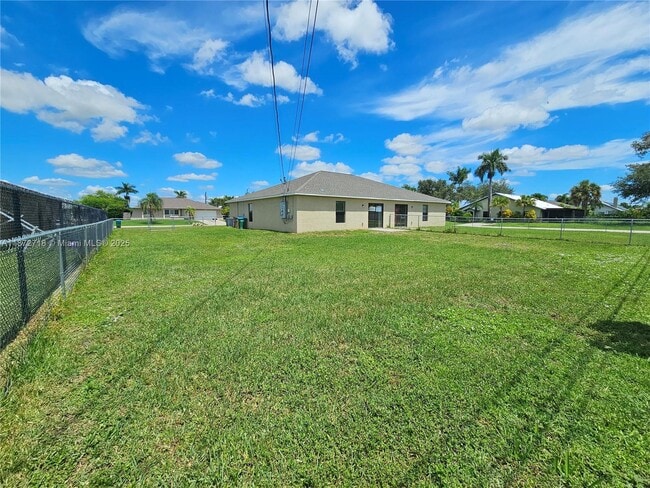 134 SE 12th St in Cape Coral, FL - Foto de edificio - Building Photo