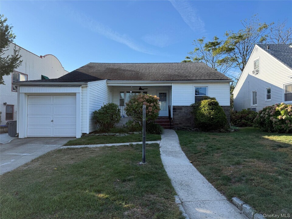 518 W Olive St in Long Beach, NY - Building Photo