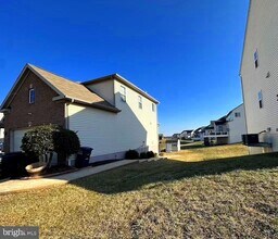 3254 Kira Ct in Triangle, VA - Foto de edificio - Building Photo