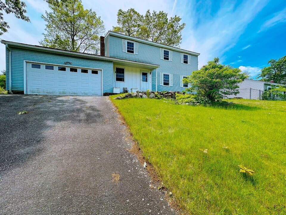 10 Friar Tuck Ln in Nashua, NH - Building Photo