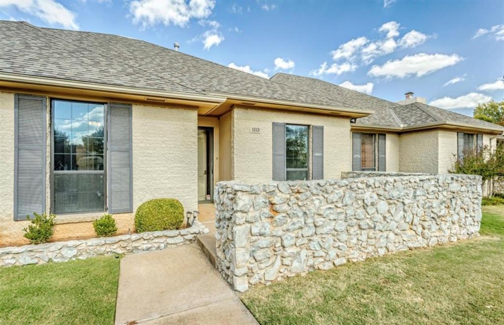 2100 Cobblestone Ct in Edmond, OK - Building Photo