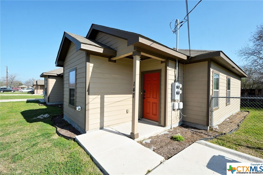 147 Rosedale Ave in New Braunfels, TX - Foto de edificio