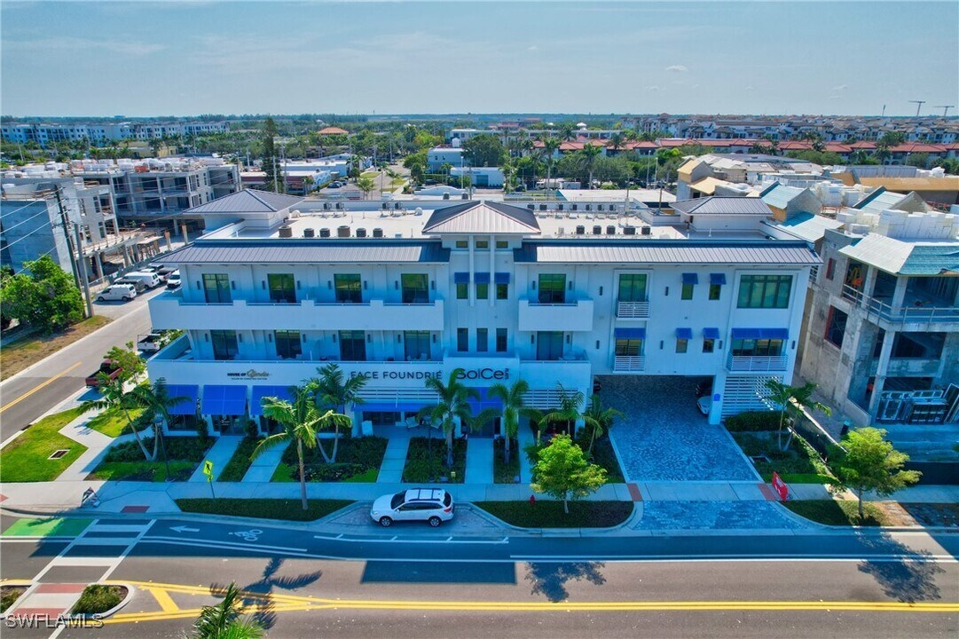 101 8th St S in Naples, FL - Building Photo