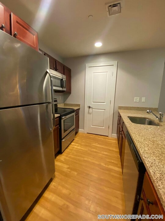 20 Pond St in Braintree, MA - Building Photo
