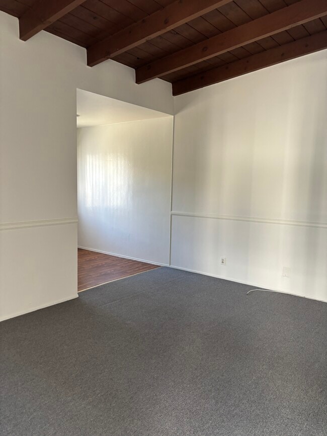 975 S Barrington Ave in Los Angeles, CA - Building Photo - Building Photo