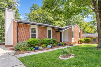 2901 New Garden Rd E in Greensboro, NC - Building Photo - Building Photo