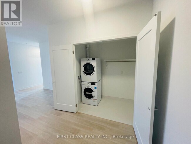 5105 Hurontario St in Mississauga, ON - Building Photo - Building Photo