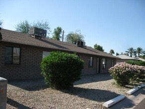 Yale Court in Phoenix, AZ - Building Photo - Building Photo