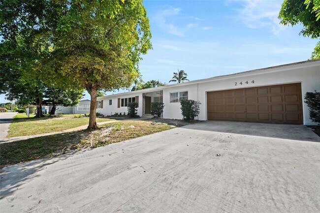2444 Plunkett St in Hollywood, FL - Building Photo - Building Photo