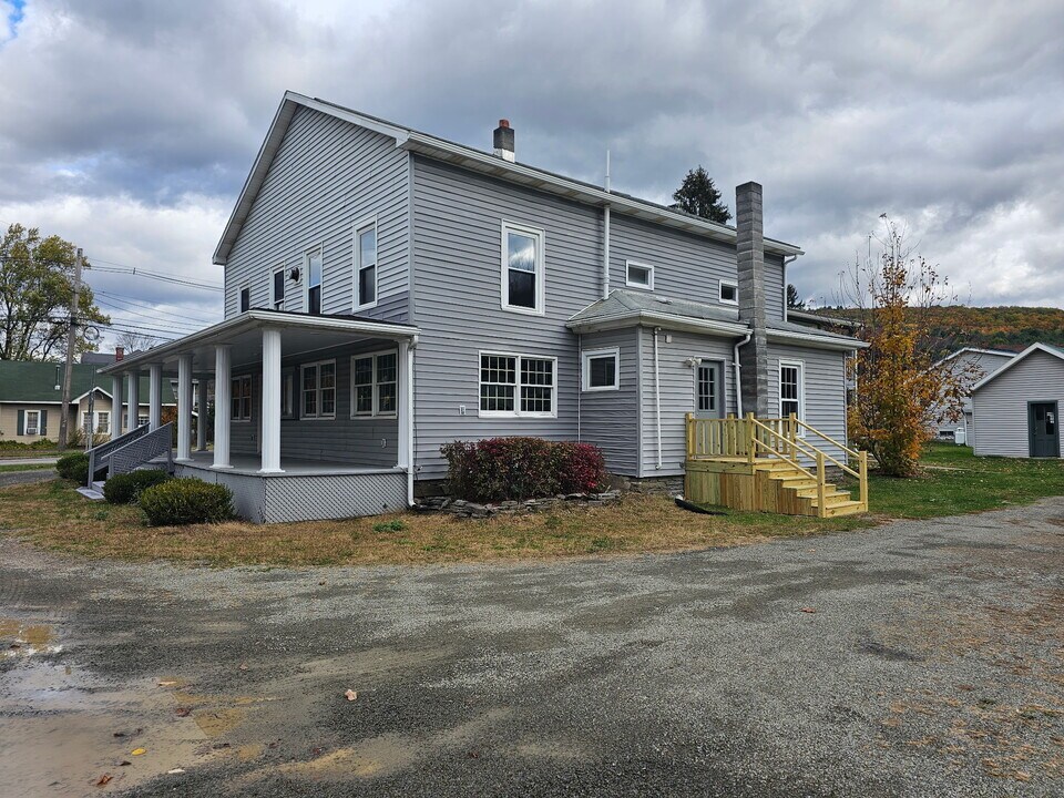 464 Main St in New Milford, PA - Building Photo