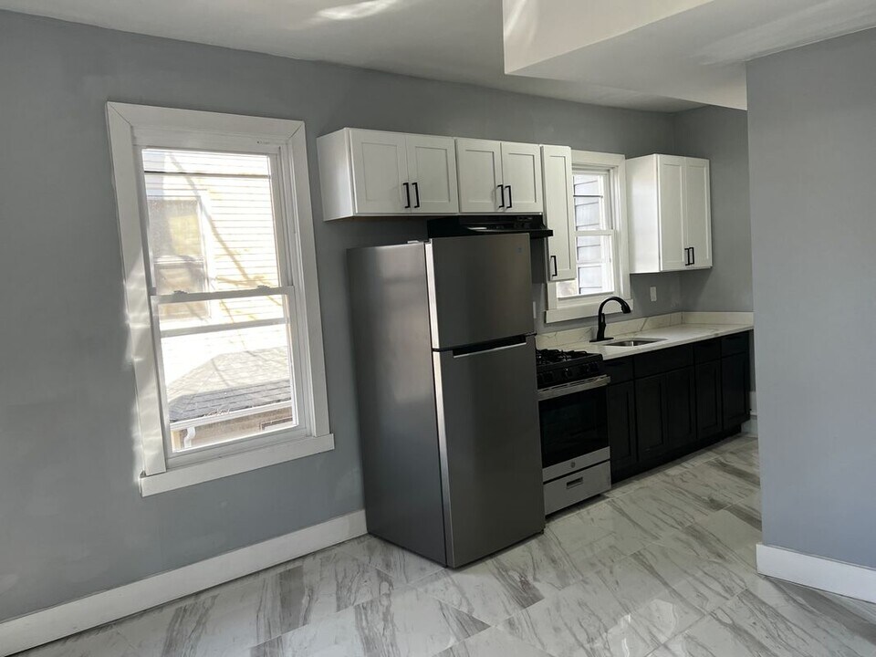 237-239 South 7th Street, 2R in Newark, NJ - Building Photo