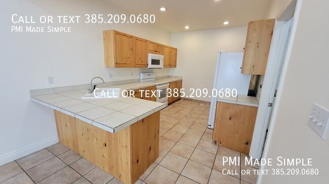 property at 3042 E Somerset Dr