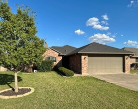 607 Northwest Granite Avenue in Cache, OK - Foto de edificio - Building Photo