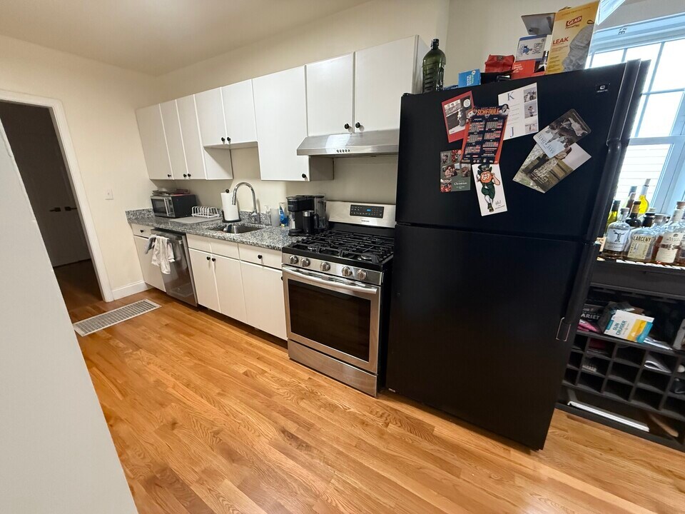 523 E 3rd St, Unit 1F in Boston, MA - Foto de edificio