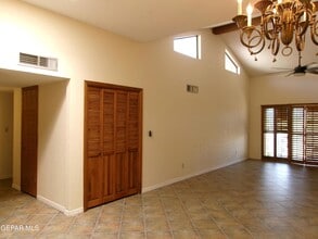 246 Casas Bella Ln in Santa Teresa, NM - Foto de edificio - Building Photo