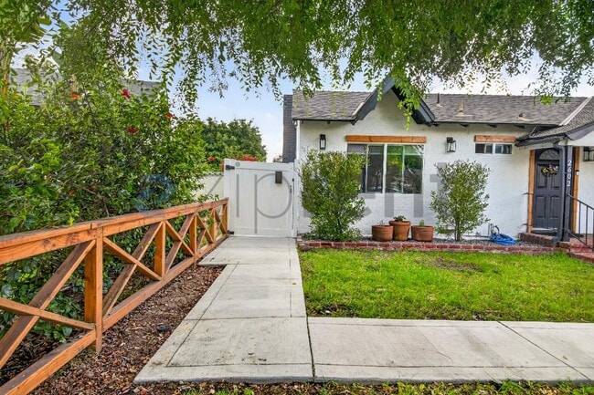 2602 Deodar St in Santa Ana, CA - Building Photo - Building Photo