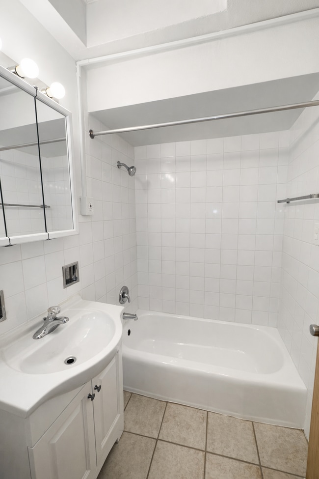 2027 W 111th St, Unit 2N in Chicago, IL - Building Photo - Building Photo