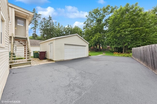 366 N Slusser St, Unit 2 in Grayslake, IL - Building Photo - Building Photo