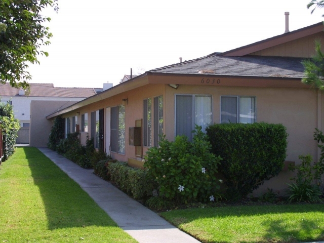 Stanton Apartments in Buena Park, CA - Foto de edificio - Building Photo