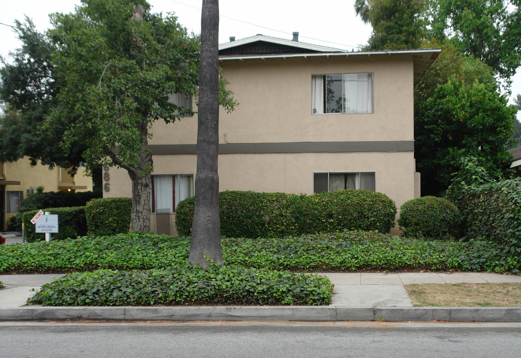 686 Earlham St in Pasadena, CA - Foto de edificio